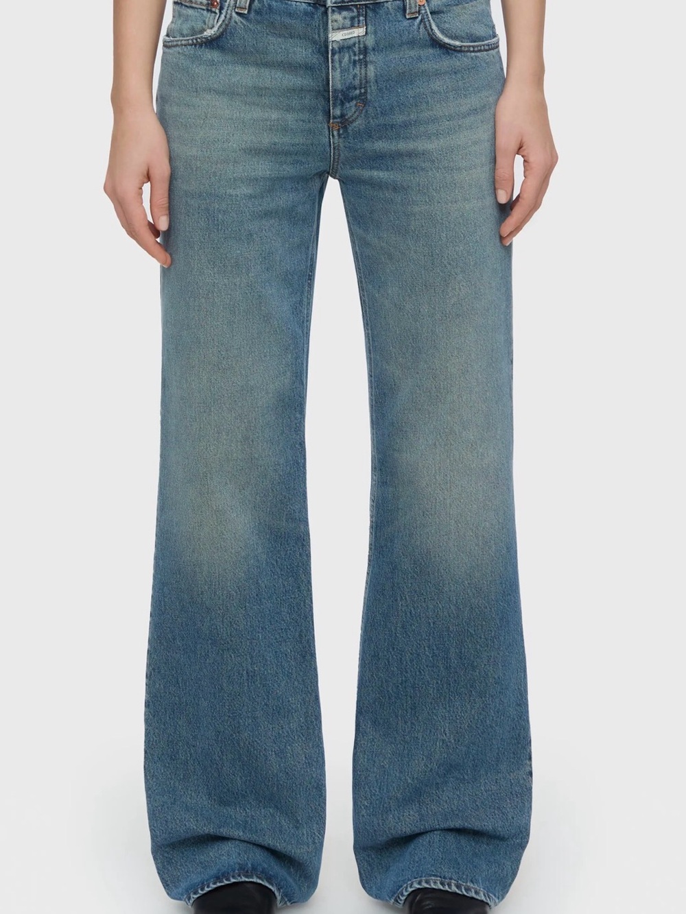 Closed Wide-Leg High-Rise Jeans in Faded Blue Denim - Picture 2 of 8